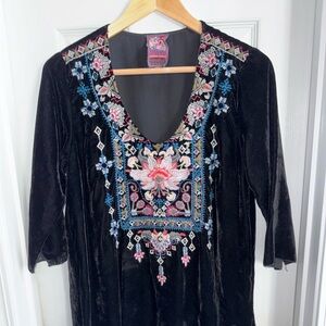 JWLA Johnny Was Black Velvet Tunic Embroidery Top M Boho Vneck 3/4 Sleeve Chic